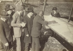 Gruppe am Rand eines Flügels eines Caproni Ca. 3 (Flugzeug)