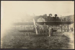 [Gruppenporträt vor Flugzeug] von Fedele Azari