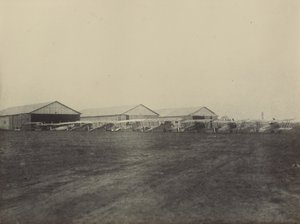 Kleiderbügel und Flugzeuge von Fedele Azari