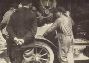 [Männer um die Motorhaube eines Autos gruppiert] von Fedele Azari