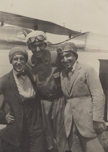 Porträt von drei Männern, die vor einem Flugzeug lächeln von Fedele Azari