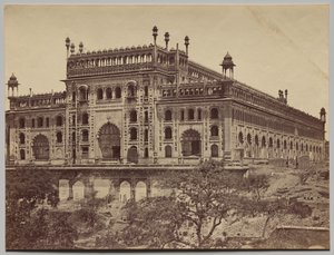 Äußeres von Asaf-ud-Daulas Imambara oder Grab von Felice A. Beato