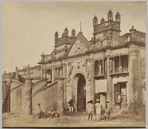 Tor zum Kaiserbagh von Felice A. Beato