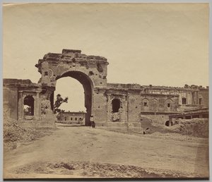 Tor zur Residenz, gehalten von Captain Aitken, 13. Bengalische Infanterie, allgemein als Bailee Guard Tor bekannt