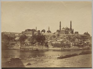 Das Muchee Bhawan Fort und der Gomti-Fluss von der Steinbrücke aus gesehen