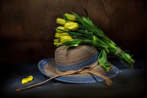 Frische Tulpen Strohhut