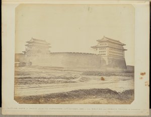 Anting-Tor von Peking nach der Kapitulation - 21. Oktober 1860 - Die britischen und französischen Truppen in Besitz von Felice Beato