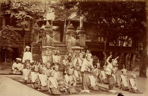 Burmesischer Liliputaner tanzte vor F.A. Victor in Mandalay
