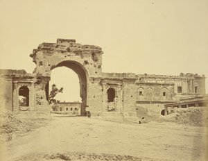 Tor zum Residency, allgemein das Bailee Guard Gate, gehalten von Lieutenant-Colonel R.H.M. Aitken, des 13. Bengal Native von Felice Beato