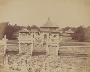 Innenraum und Bögen des Himmelstempels, wo der Kaiser einmal im Jahr opfert, in der chinesischen Stadt Peking, Oktober 1860
