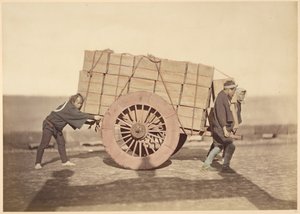 [Männer schieben einen Wagen] von Felice Beato