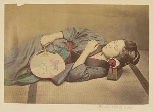 Schlafende japanische Frau mit Fächer von Felice Beato