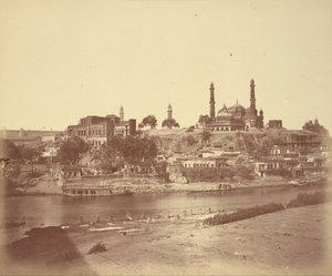 Das Muchee Bhawan Fort und der Gomti-Fluss, vom Steinbrücke aus gesehen
