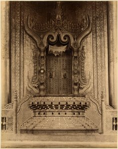 Der The-ha-thana oder der Löwenthron im Myei-nan oder Hauptaudienzsaal im Palast von Mandalay, Burma, Ende des 19. Jahrhunderts (Albuminabzug) von Felice Beato