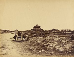 Oberseite der Pekinger Mauer mit den gegen unsere Batterien gerichteten chinesischen Kanonen, 14. Oktober 1860