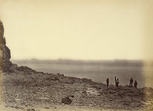 Ansicht der Küste mit Schiffen am Horizont und fünf Figuren am Strand von Felice Beato