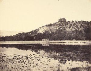 Ansicht des Kaiserlichen Sommerpalastes, Yuen-Ming-Yuen, nach dem Brand, vom See aus, Peking, 18. Oktober 1860 von Felice Beato