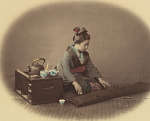 Frau mit Teeservice spielt Koto, ca. 1860 von Felice Beato