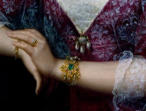 Porträt von Anna Opulich, Detail von Anhänger und Armband