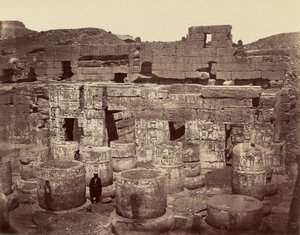 3. Hof des großen Tempels von Medinet-Abou, oder der Säulen. Theben von Félix Bonfils