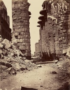 Zentrale Allee der Hypostylhalle, von Osten aufgenommen (Karnak) - Theben von Félix Bonfils