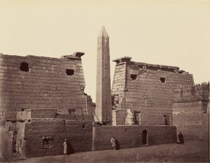 Tempel von Luxor: Obelisk und Pylon [Theben] von Félix Bonfils