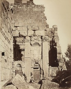Die Propyläen des Tempels des Jupiter oder des Sonnentempels, in der archäologischen Zone von Heliopolis oder Baalbek, antike syrische Stadt, jetzt Libanon von Félix Bonfils