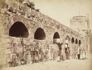 Ansicht der Stadtmauern von Heliopolis oder Baalbek, antike syrische Stadt, jetzt Libanon. Eine Gruppe von Menschen versammelt sich nahe der Mauer von Félix Bonfils
