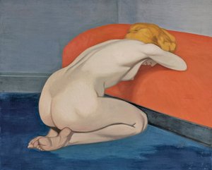Nackte Frau kniet vor einem roten Sofa