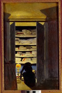 Frau sucht in einem Schrank
