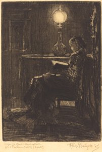 Frau liest bei Lampenlicht