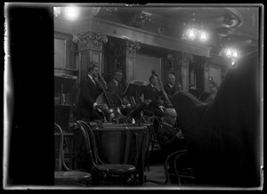 Bassspieler des Wiener Mitglieds eines philharmonischen Orchesters von Ferdinand Schmutzer
