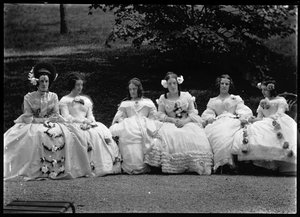 Junge Frauen auf einer Gartenparty im Haus Wittgenstein