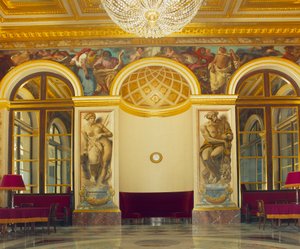 Westwand des Königssalons. Mit der Allegorie der Gerechtigkeit und den Personifikationen des Mittelmeers und des Ozeans