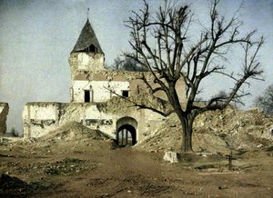 Schwer beschädigtes Schloss und der Baum, an dem Napoleon III. einst ruhte, Ham, Somme, Frankreich, 1917