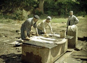 Drei französische Soldaten beim Wäschewaschen an einem Brunnen, Soissons, Aisne, Frankreich, 1917 von Fernand Cuville
