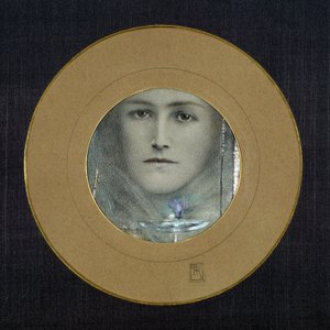 Braune Augen und eine blaue Blume, um 1905 von Fernand Khnopff