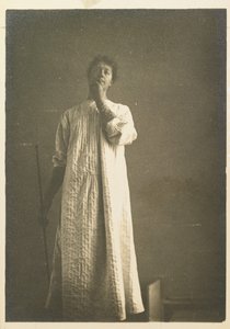 Frau im Hemd, die Hand vor dem Mund von Fernand Khnopff