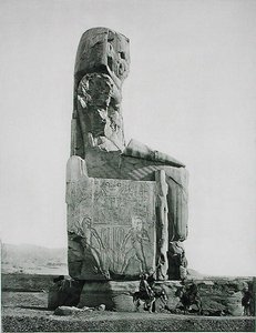 Kolossale Statue, Tempel von Amenhotep III (ca. 1417-1379 v. Chr.) Theben, veröffentlicht um 1900 von Fils Goupil