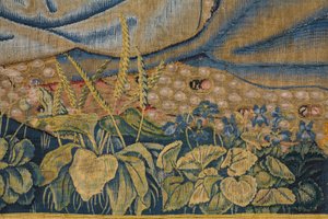 Flämischer Wandteppich. Die Jungfrau mit dem Kind und Engeln. Ca. 1500.