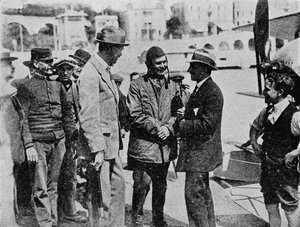 Die Schneider-Trophäe: Howard Pixton spricht nach seinem Sieg mit Jacques Schneider, 1914, 1934 von Flight Photo