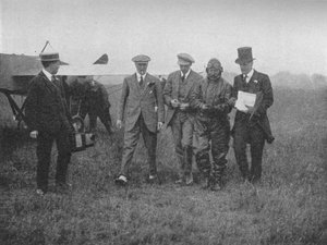 Das Ende eines großen Fluges: Ankunft von Herrn Robert Slack in Hendon, 1913 von Flight Photo