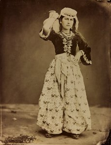 Album Damas et Baalbek: Junge syrische Frau in traditioneller Kleidung von Félix Bonfils