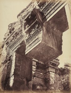 Detail des Eingangs zu einem Tempel in der archäologischen Zone von Heliopolis oder Baalbek, antike syrische Stadt, heute Libanon von Félix Bonfils