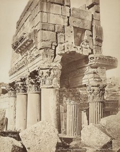 Detail des Pronaos des Bacchustempels in der archäologischen Zone von Heliopolis oder Baalbek, antike syrische Stadt, heute Libanon von Félix Bonfils
