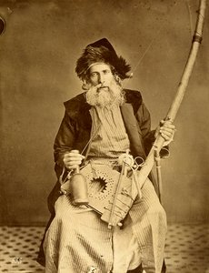 Libanesischer Kardierer mit seinen Arbeitswerkzeugen von Félix Bonfils