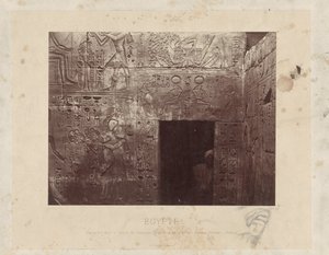 Mann in einer Türöffnung im Tempel von Ramses III in Ägypten von Félix Bonfils