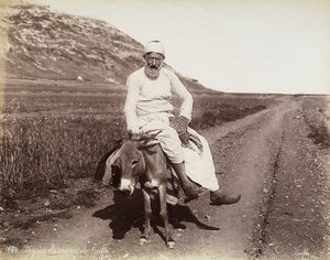 Porträt eines Bauern aus der Umgebung von Haifa. Der Mann reitet auf einem Esel von Félix Bonfils