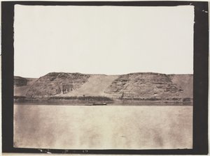 Gesamtansicht der in den Fels gehauenen Denkmäler mit Dahabieh des Fotografen. Abu Simbel
