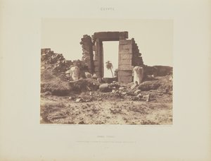 Karnak (Theben). Erster Pylon - Ruinen des Tores und der Kolosse, vom Punkt E aus gesehen von Félix Teynard